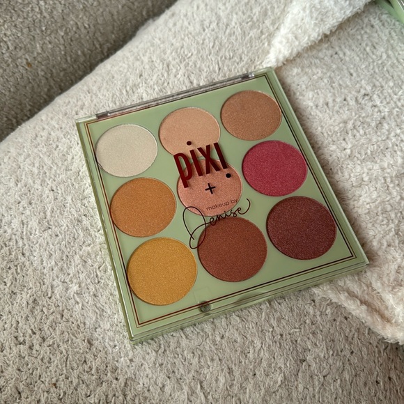 New Pixi + Denise MIND YOUR OWN GLOW 
Radiance Palette - Picture 1 of 2
